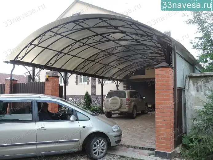 Навес для машины из поликарбоната на дачу